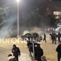 Haos ispred zgrade Vlade u Tirani: Policija upotrebila vodene topove i suzavac da rastera demonstrante