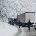 Sudar autobusa i kamiona na Kadinjači: Saobraćaj u prekidu, kolaps na putu