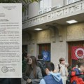 Direktor Pete gimnazije dovodi policiju na matursku proslavu u dvorištu škole, od obeležja dozvoljena samo zastava Srbije…