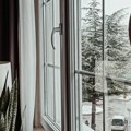 Ako vam požuteli PVC prozori u stanu „bodu“ oči, ovaj jednostavni trik je spas za vas! Univerzalna pasta uklanja žutilo i…