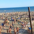 Prizor sa plaže u Ulcinju o kom se priča – pesma zbog koje svi stoje mirno VIDEO