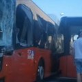 Troje putnika povređeno u sudaru dva autobusa: Detalji saobraćajne nesreće u centru Beograda, vozila preprečila raskrsnicu