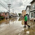 Potpuni kolaps u Njujorku, mrežama se šire dramatični snimci: Poplavljene škole i aerodromi, ljudi zaglavljeni u…