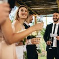 "Pošalji mu pola računa": Mladenci otišli sa sopstvenog venčanja zbog sebičnog kuma, društvene mreže se usijale od…