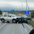 Teška nezgoda na mostu preko reke Čemernica kod Čačka: Sudarili se džip i pasat, troje lica povređeno – vozilom Hitne…
