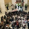 Potpuni haos u Vašingtonu: Protestanti upali u Kongres, 500 uhapšenih (video)