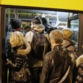 "Pomeri se: Pedofilčino!" Haos u beogradskom prevozu: Polno uznemiravao devojčice, oterala ga žena, muškarci ni mrdnuli ni…