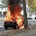 (Foto/ video) Gori automobil u Kragujevcu: Veliki plamen progutao ceo automobil