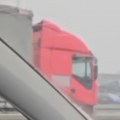 Jeziv snimak kamiona-kamikaze na autoputu Projurio tik do auta u kontra-smeru, katastrofa izbegnuta za dlaku (video)