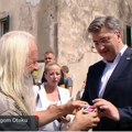 Plenković posetio hrvatsko ostrvo i na poklon dobio izmet: Ovako je hrvatski premijer reagovao (video)