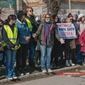 Zrenjaninski lekari, zaposleni u bolnici, studenti, učenici i građani zajedno na protestu ispred bolnice Protest ispred…