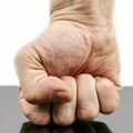 Tukli ga motkama i sekli nožem po telu Stravičan napad u Zemunu! Osmorka opkolila mladića koji je išao trotoarom