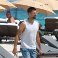 Kao sav normalan svet: Novak Đoković uhvaćen u redu za kasu, mrežama se deli hit fotka