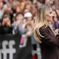 Anđelina Džoli prošetala najdublji šlic ikada: Kad je zakoračila svi pogledi bili su uprti u njene vitke noge