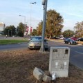 Saobraćajna nezgoda na Novom Beogradu – automobil udario u stub (FOTO)