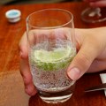 Gazirana ili negazirana voda? Dokazano zbog koje mršavite, a koja pravi problem u stomaku