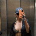 Srpska voditeljka polugola u liftu: Obline kipe iz bikinija, a lice krije ispod šešira i naočara (foto)