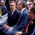 Vučić samit u Parizu prati iz prvog reda: Makron se na početku srdačno pozdravio s njim (foto)