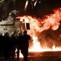 Antivladini protesti u Tirani ne prestaju: Molotovljevi kokteli bačeni na zgradu Vlade