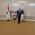 Putin ponižen u rodnom gradu: Šetkao se po sali sa rukama na leđima, svi pričaju o bizarnoj sceni (video)