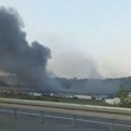 Požar na obilaznici kod Ostružničkog mosta: Gori auto-kuća, upravna zgrada, magacin i servis, vije se gust crn dim (video)