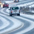 Audi sa 8 ljudi i letnjim gumama po snegu se zakucao u drvo: Poginula deca od 1 i 3 godine
