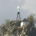 Najmanja crkva u Srbiji, ali velika svetinja: Nalazi se na strmoj steni i do nje nije lako stići: U isto vreme unutra mogu…