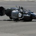 Teška saobraćajka u rumi Motociklista podleteo pod automobil, preminuo u bolnici; Vozač uhapšen
