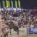 (VIDEO) Bik preskočio ogradu i uleteo u publiku na rodeu u Oregonu, ima povređenih