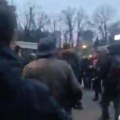 Izbila tuča na protestu u Beogradu zbog zastave EU! Incident na političkim demonstracijama na Slaviji: Usledilo šutiranje…