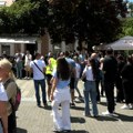 Šapčani gađali jajima prostorije SNS (VIDEO)