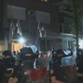 (VIDEO) Incident na Novom Beogradu: Naprednjak se zaleteo na mladića koji je snimao protest
