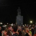 Građani počeli da se okupljaju kod Vukovog spomenika u Beogradu