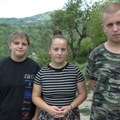 (Foto) ostali su bez oca i majke, žive u kući bez vode i nadaju se da ih neće razdvojiti Brat samo traži posao da izdržava dve…