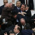 Žestoka tuča u turskom parlamentu: Sevali udarci rukama i nogama, nastradao najmanje dan poslanički nos