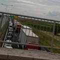 Sudar na auto-putu, više ljudi povređeno! Potpuni kolaps kod Kovilja, nepregledne kolone vozila se ne mrdaju (foto)