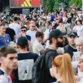 "Studenti, narod i pravda pobeđuju": Poruke građana koji stižu na protest na Slaviji (VIDEO)