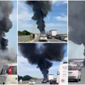 (Video) Strahuje se da ima teško povređenih i stradalih kamioni u plamenu nakon jezivog sudara kod Pećinaca! Pristižu…