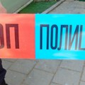 Drvo palo na kolovoz i kombi u centru grada