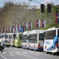 Građani ispratili autobuse koji su dovezli pristalice SNS na miting: U rukama držali transparente "Studenti pobeđuju" VIDEO