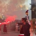 Zavoleli se na snimanju, sad se venčali zvezde filma "Nedelja": Mlada u čipkanoj venčanici, upalili baklje