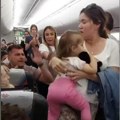 Žena sa detetom u naručju napušta avion posle incidenta, PUTNIK ZAMAHUJE DA JE UDARI!