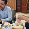 Vučić i ministri doručkovali parizer: Srećan nam dan pojeftinjenja