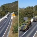 Snimljena velika kolona borbenih vozila Vojske Srbije! Kreće se iz pravca Kraljeva ka jugu Srbije (VIDEO)