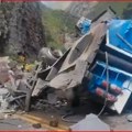 Samo ih je čudo spasilo: Stene smrvile dva kamiona na putu, vozači i dalje ne znaju kako su preživeli: "Čudo Božije da sam…