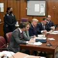 Nastavljeno suđenje Trampu, porotnica odustala jer se oseća zastrašeno
