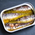 Naučnici: Jedenje inćuna i sardina umesto crvenog mesa spasilo bi 750.000 života