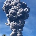 (Foto) erupcija vuklana u Indoneziji Vulkan Ibu za dva minuta izbacio stub pepela visok pet kilometara