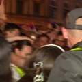 Redari napali studente zbog snimanja skupa SNS-a – policija ih savetovala da ne prijavljuju napad