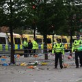 UZNEMIRIJUĆ SNIMAK: Policija telima štiti vozača dok besna rulja pokušava da ga linčuje nakon napada u Liverpulu